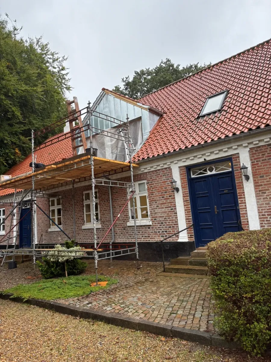 Færdig kvist og nyt tag set fra indkørslen