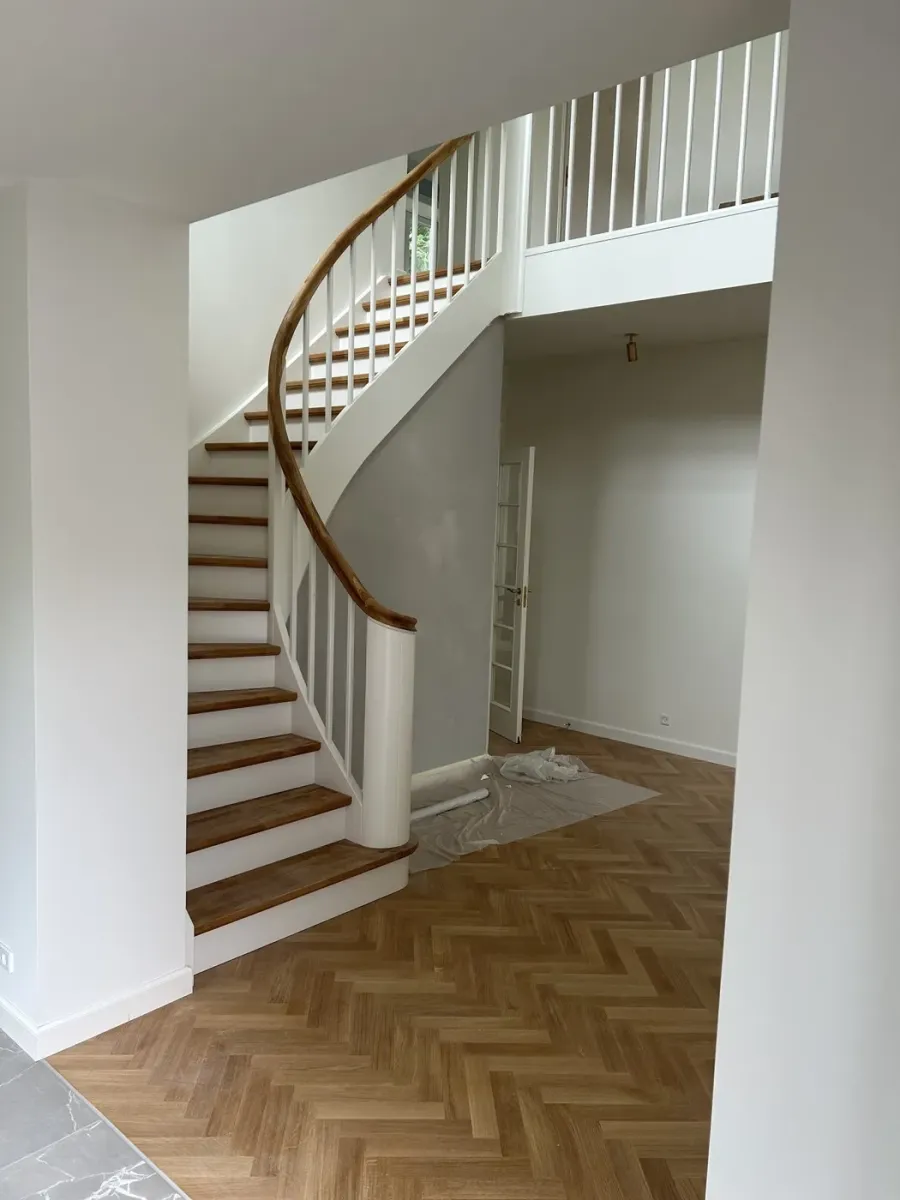 Svungen ny trappe efter indvendig renovering
