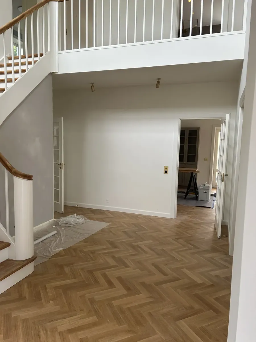 Den svungne trappe og stue med galleri ovenover