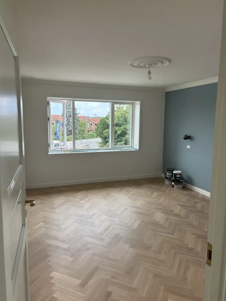 Værelse med lyseblå loft og sildebensparket