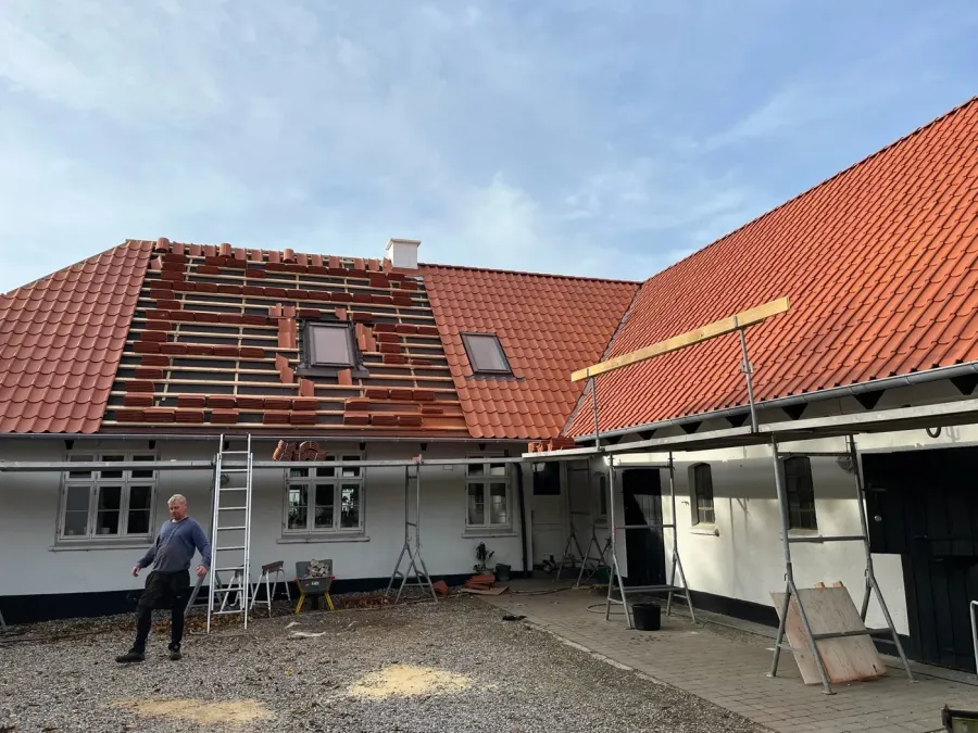 Færdigt tegltag på gården i sol