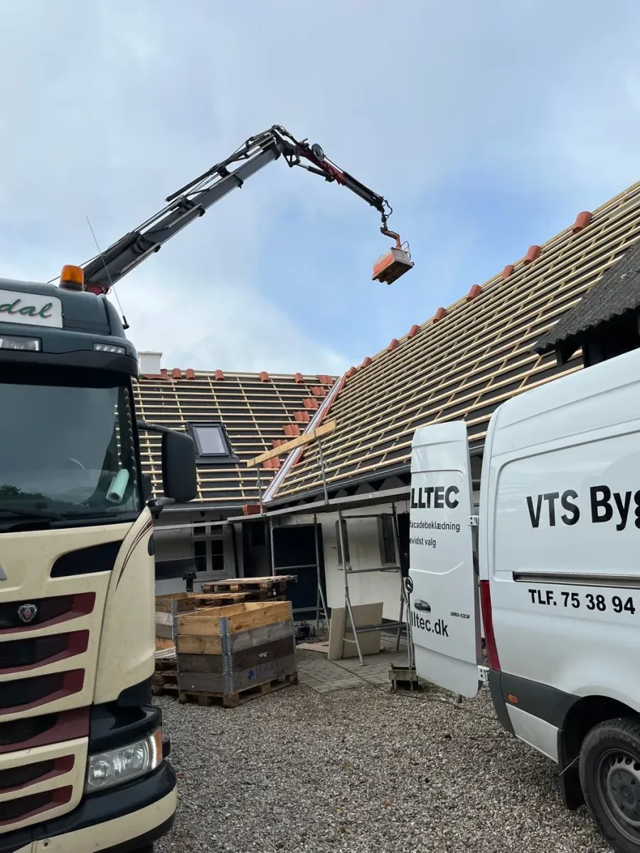 VTS Byg ved tagprojektet med kranbil