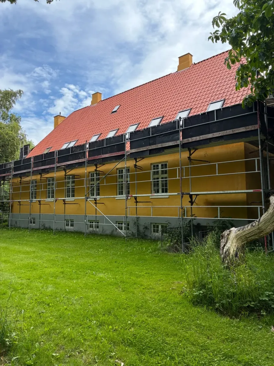 Herskabsvilla med nyt tegltag og ovenlys