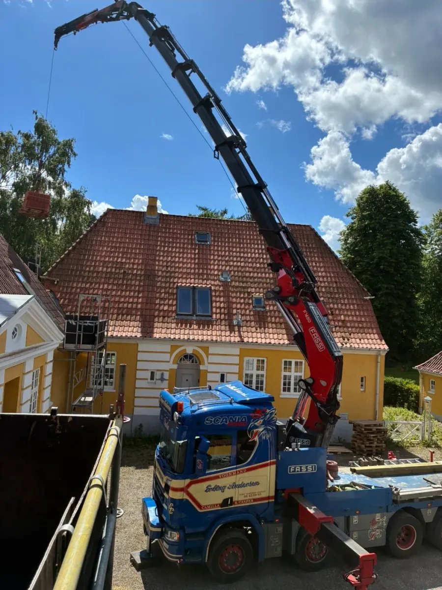 Kranbil leverer tegl op til taget