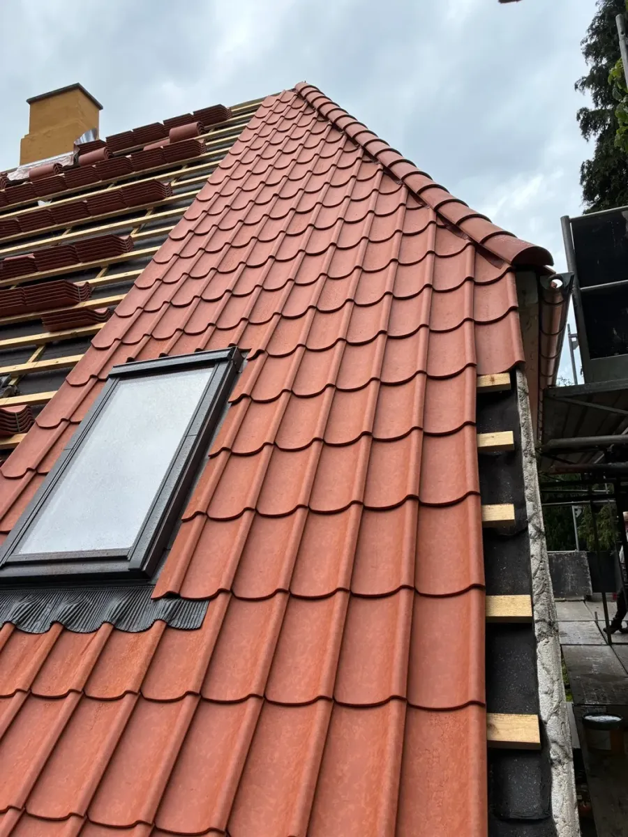 Detalje af vingetegl, ovenlys og rygning