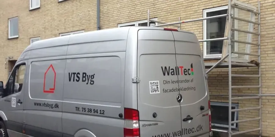 VTS Byg firmabil ved Walltec facadeprojekt